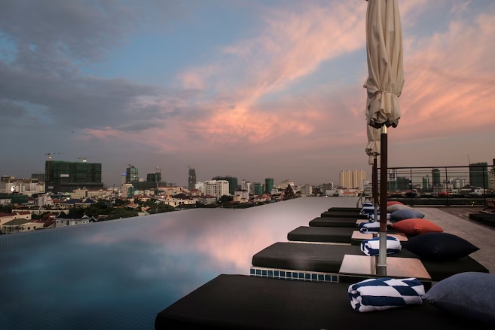 Vivez une expérience fantastique en admirant le coucher du soleil depuis la piscine extérieure d'eau salée à débordement