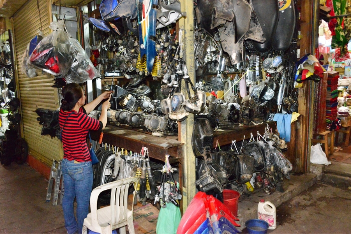 Stands de pièces détachées pour motos, un article unique vendu au marché russe Phnom Penh