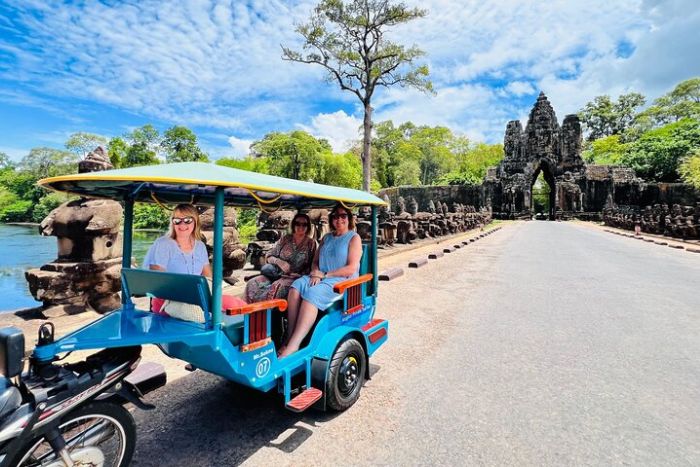 Le tuk-tuk est id&eacute;al pour explorer Angkor