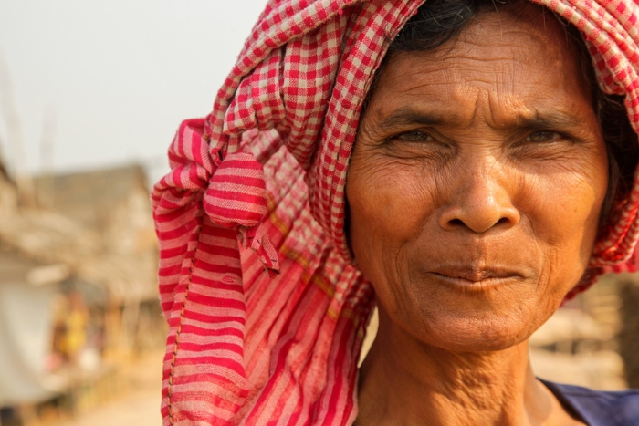 Femme portant un foulard Krama, souvenir Phnom Penh