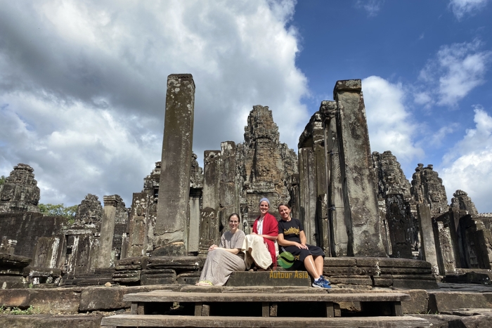 Erreurs de touristes au Cambodge - gestes à éviter dans les temples bouddhistes