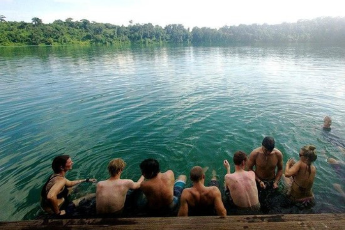 Les touristes se baignent dans les eaux bleu clair du lac Yeak Laom