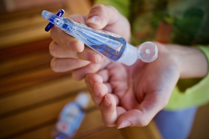 Une petite trousse d&rsquo;hygi&egrave;ne aide &agrave; se moucher au Cambodge tout en gardant les mains propres