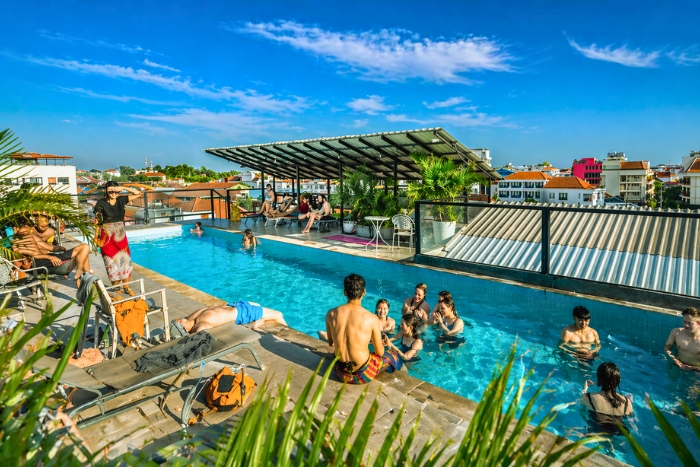 Détente à la piscine rooftop de l’hôtel Onederz Siem Reap