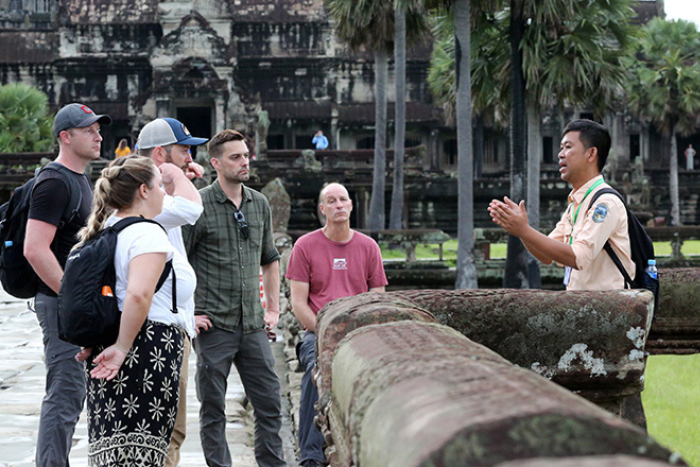 Explorer Angkor Wat avec un guide local vous permettra de mieux comprendre ses valeurs artistiques et historiques