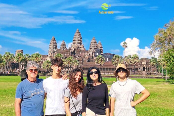 Les touristes admirent la beauté d’Angkor Wat