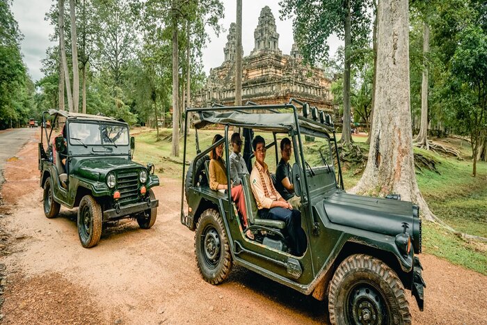 Les touristes font l'expérience d'un tuk tuk pour visiter le complexe d'Angkor
