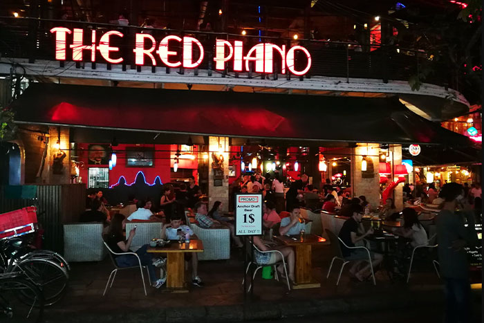 Le piano rouge - Pub Street