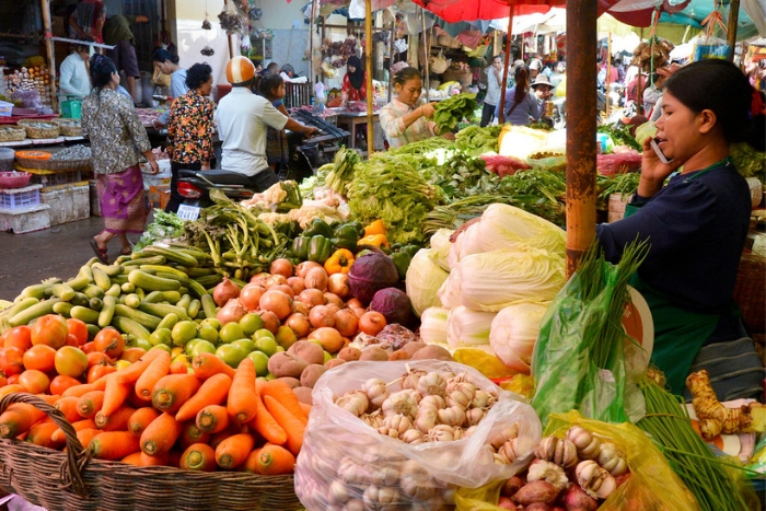 Visiter le march&eacute; Phsar Leu pour go&ucirc;ter &agrave; la cuisine locale et d&eacute;couvrir la vie locale