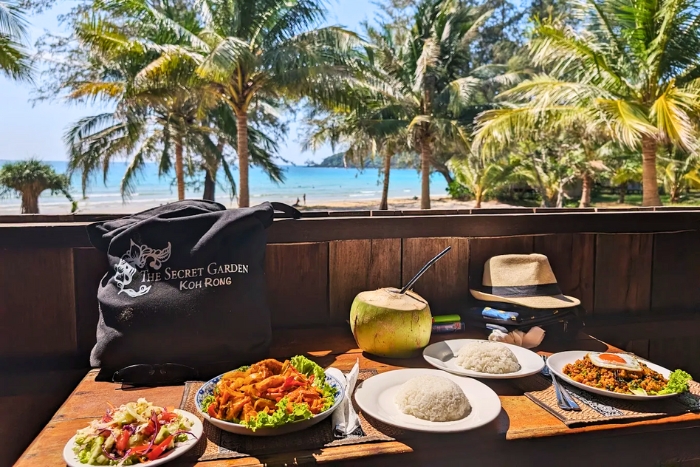 Déjeuner tropical au Lazy Beach Bar sur Koh Rong Samloem