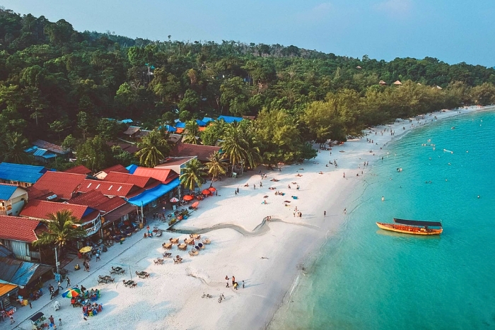Plage animée et turquoise à Koh Rong