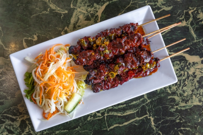 Brochettes de bœuf cambodgiennes avec cornichons à la papaye