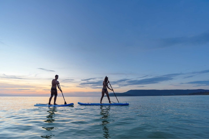 Éssayez paddle boarding, l'un des meilleurs choses à faire à Koh Rong