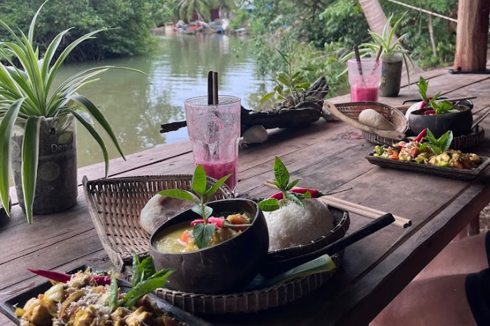 Dînez dans un cadre au bord de la rivière au Natural Kitchen