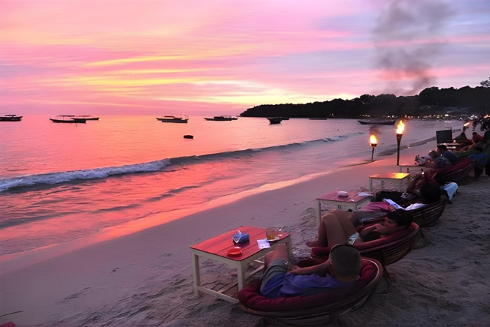 Profitez de la beauté époustouflante du coucher de soleil sur Independence Beach