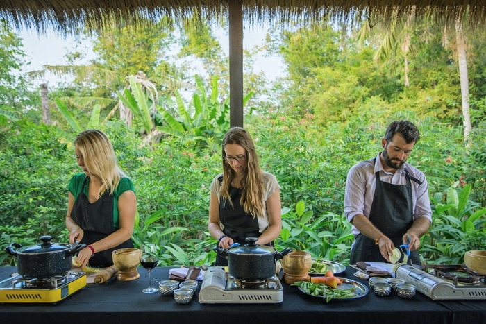 Préparation de plats khmers avec des produits bio locaux
