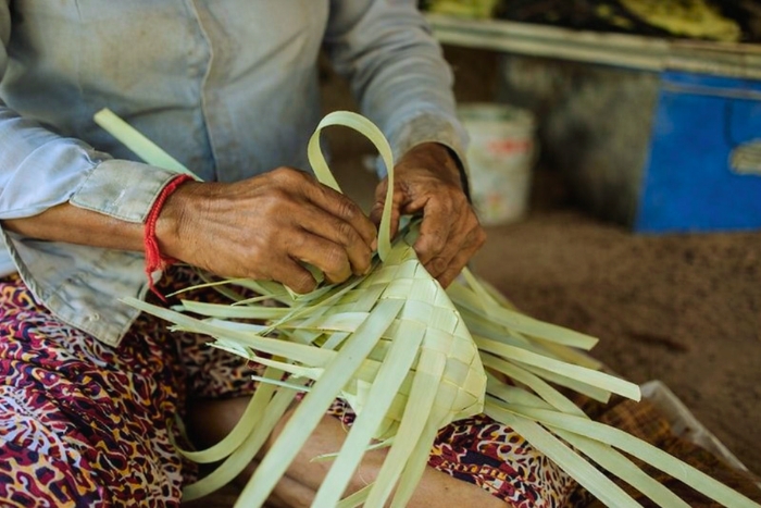 Apprendre l’art du tressage en ferme écologique au Cambodge