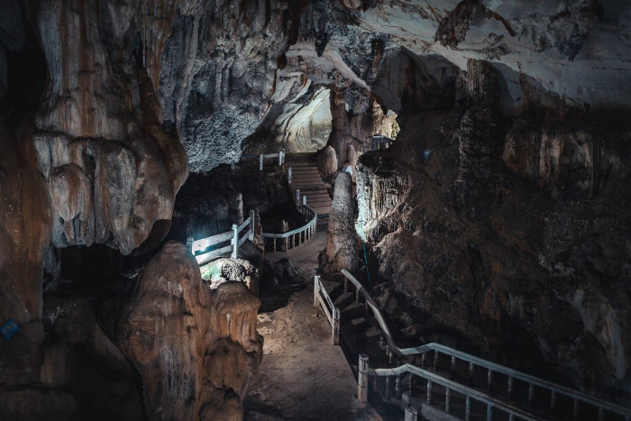 Explorez la beauté majestueuse de Tham Chang Cave, un arrêt fascinant pour votre itinéraire Laos 3 semaines.