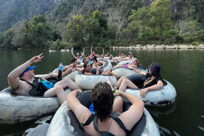 Flottez le long de la rivière Nam Song en tubing, une aventure incontournable pour votre circuit 3 semaines Laos.