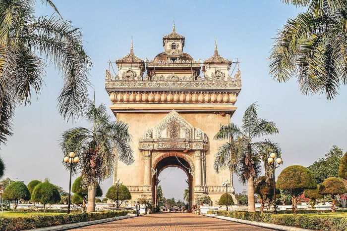 Admirez le Patuxai Victory Monument, un symbole emblématique de votre circuit 3 semaines Laos.