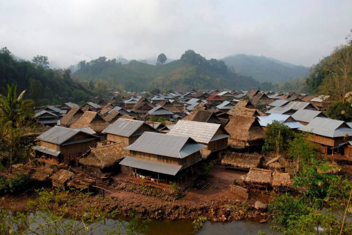 Vivez la richesse culturelle d'un village ethnique du Laos, une expérience fascinante pour savoir que faire au Laos en 3 semaines.