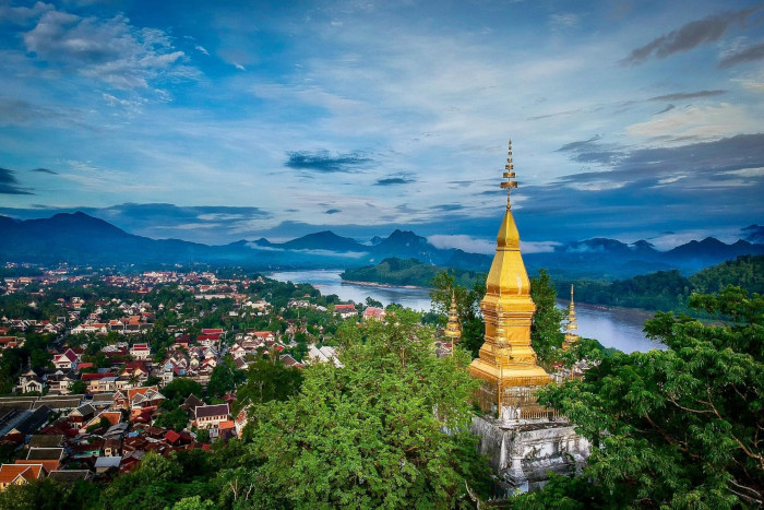 Grimpez au sommet de Mount Phousi pour des vues à couper le souffle—une expérience inoubliable lors de votre itinéraire Laos 3 semaines.