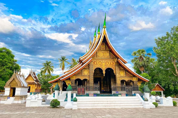 Découvrez l'élégance de Wat Xieng Thong, un incontournable de votre circuit 3 semaines Laos.