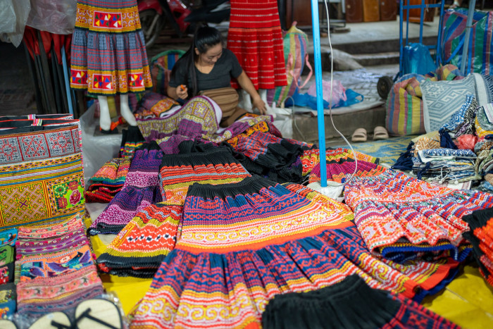 Découvrez des souvenirs Luang Prabang uniques au marché Luang Prabang animé de nuit