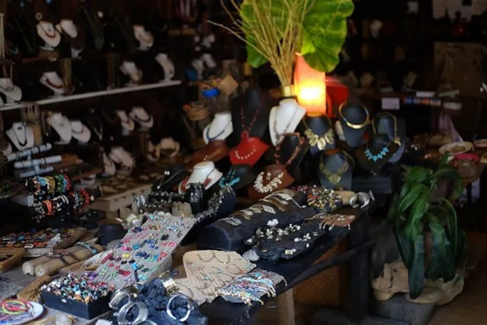 Faites du shopping pour des trésors artisanaux au Garden of Eden, un lieu incontournable pour le shopping à Luang Prabang