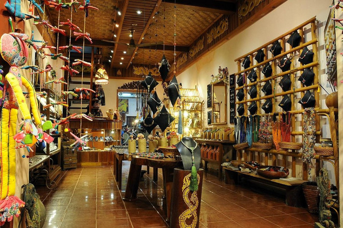 Explorez bijoux et art lao chez Naga Creations, un must pour le shopping à Luang Prabang