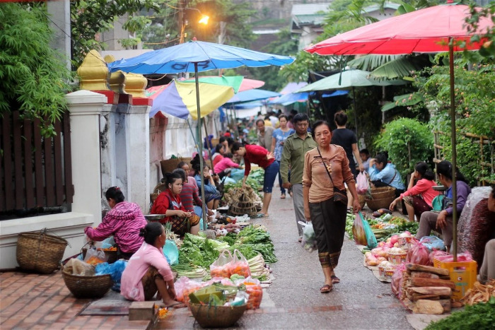 Des produits frais et des saveurs locales vous attendent au vibrant marché Luang Prabang