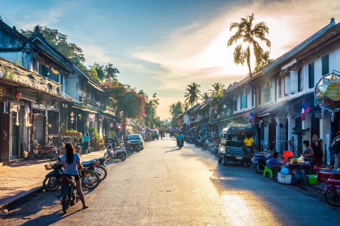 Découvrez le shopping à Luang Prabang au marché matinal, parfait pour des souvenirs Luang Prabang et des produits frais