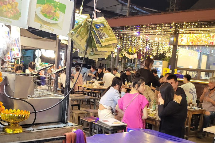 Découvrez le Marché nocturne de Vientiane, un lieu vibrant pour acheter des souvenirs et savourer des délices locaux en bord de Mékong