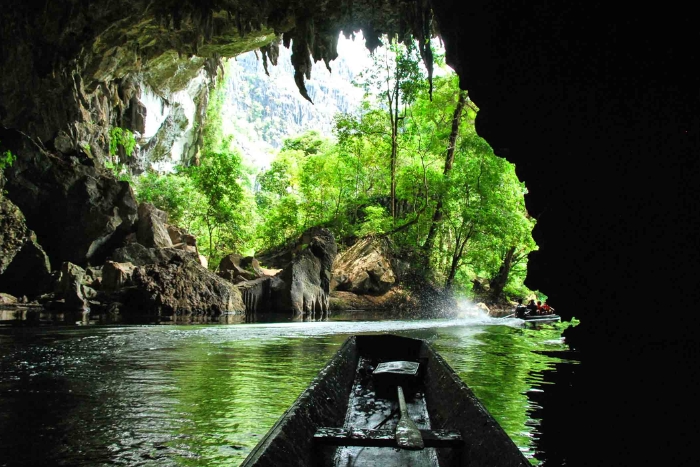 De nombreux touristes choisissent la grotte de Kong Lor pour l'explorer