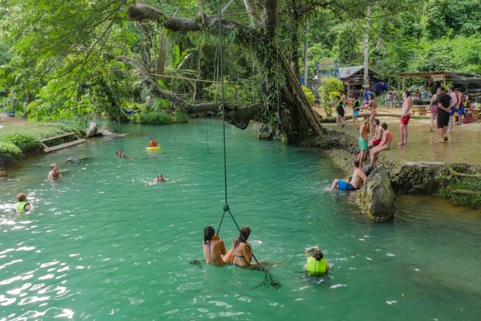 L'eau bleue claire du Lagon Bleu est inoubliable lors de 15 jours au Laos