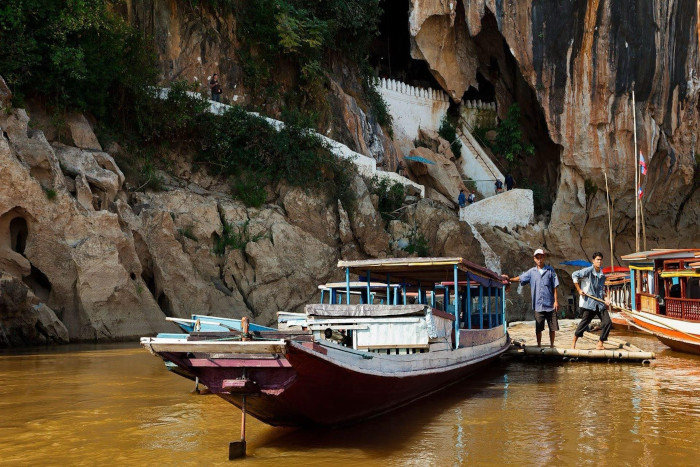 écouvrez les grottes de Pak Ou, un site incontournable de votre itinéraire Luang Prabang 2 jours