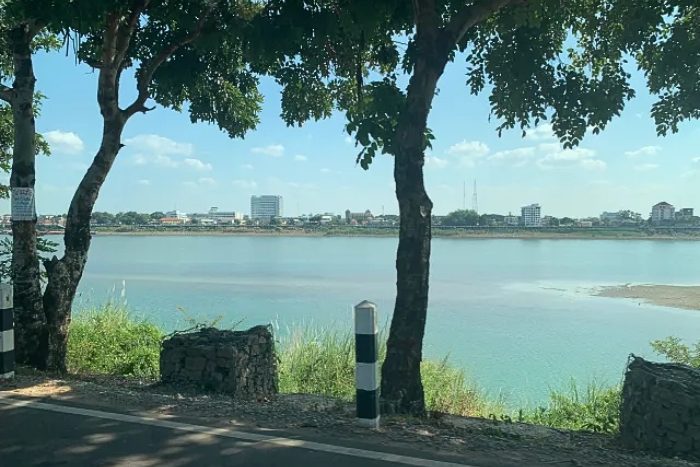 Promenade sur les quais du Mékong