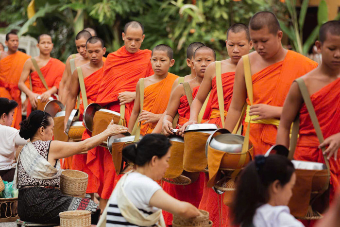 Vivez l'émotion de la cérémonie d’aumônes au lever du soleil, un moment fort de vos 3 jours à Luang Prabang.