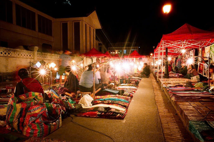 Le marché de nuit de Luang Prabang : un endroit idéal pour découvrir l'artisanat local lors de vos 3 jours à Luang Prabang.