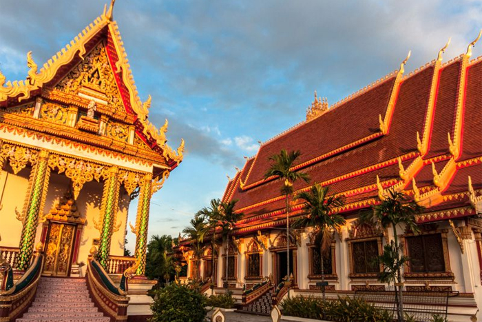 Balade dans la vieille ville coloniale et échanges culturels à Savannakhet