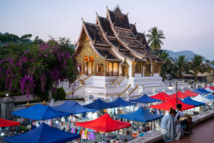 L'atmosphère magique du marché de nuit de Luang Prabang en fait l'endroit idéal pour terminer votre journée de shopping