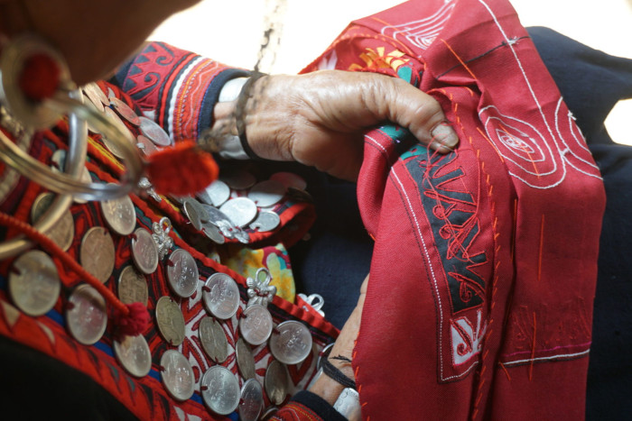 Découverte de souvenirs uniques du Laos au Marché de Vientiane—des artisanats authentiques qui capturent l'essence de la culture locale.