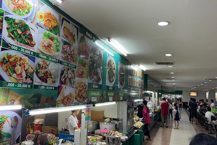 Pause rapide au restaurant du Talat Sao Mall – idéal pour se recharger pendant une journée de shopping à Vientiane