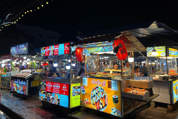 Se promener dans le vivant marché nocturne de Vientiane, un véritable trésor d'artisanat fait main et de souvenirs vibrants du Laos