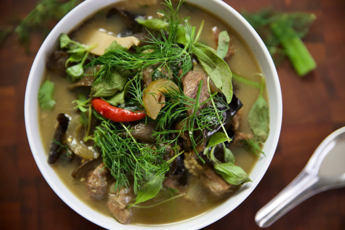 Goûtez au Lam, un plat traditionnel qui ne doit pas manquer pendant vos 5 jours au Laos.