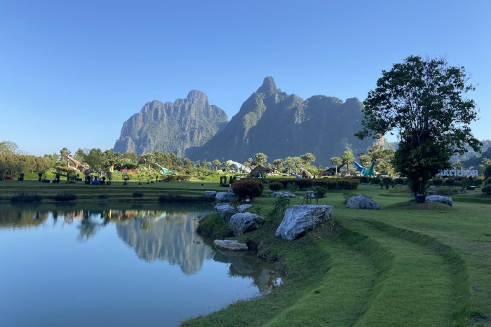 Profitez des paysages spectaculaires de Vang Vieng, un arrêt essentiel de votre circuit Laos 15 jours