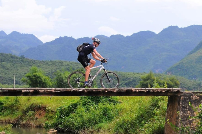 Une balade à vélo à travers le Laos est un incontournable Laos pour explorer la beauté naturelle