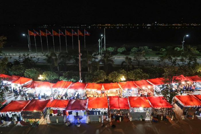 Le marché de nuit à Vientiane, un incontournable Laos pour goûter aux saveurs locales. Consultez notre guide de voyage Laos