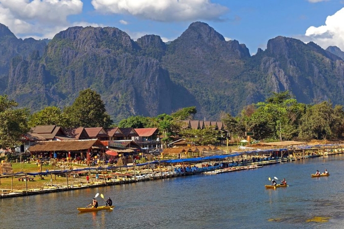 Faire du kayak sur la rivière Nam Song- une des meilleures Laos activités à découvrir