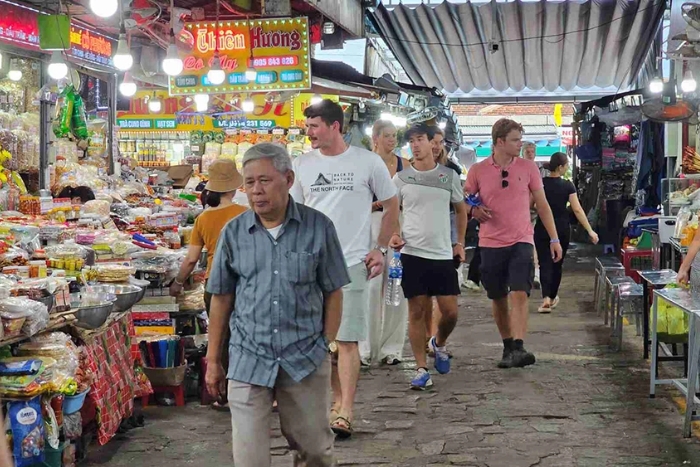 Faire du shopping à marché de Dong Ba